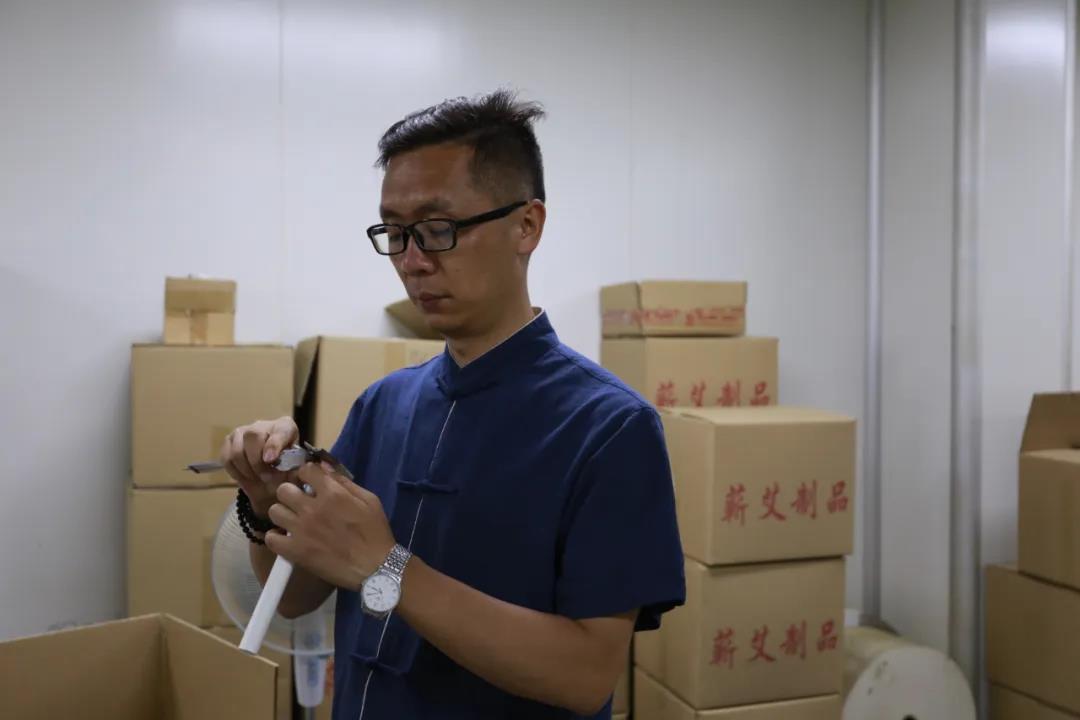 艾灸需用純艾條，手把手教你如何制艾